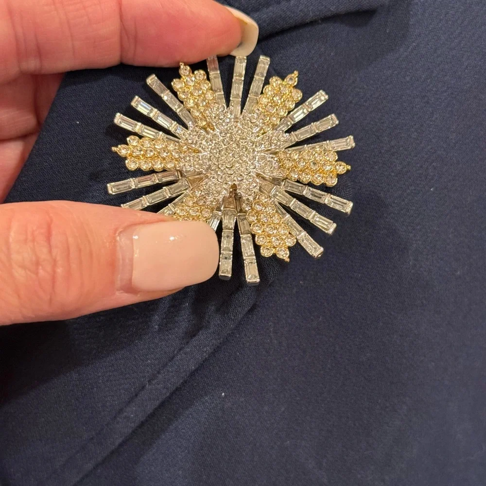 Elegant Gold and Silver crystal Brooch - Picture 4 of 10